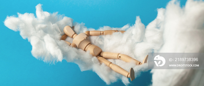 玩具人睡在蓬松的云朵上。自由和放松。
