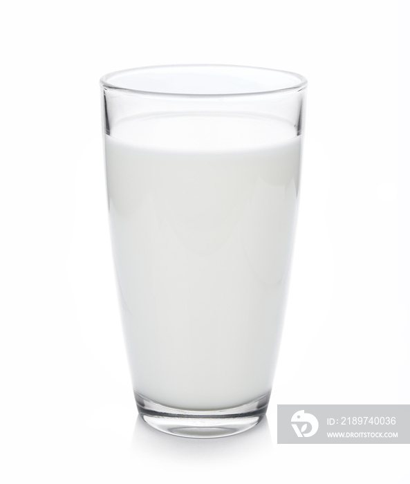 一杯隔离在白色上的牛奶，包括修剪路径
