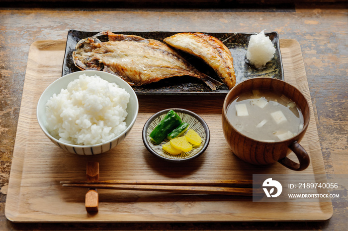 日本の朝食（焼魚定食）　ごはん　味噌汁　焼き魚　漬物　　