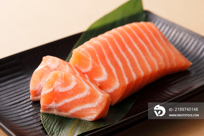 サーモンの刺身　Raw salmon sashimi