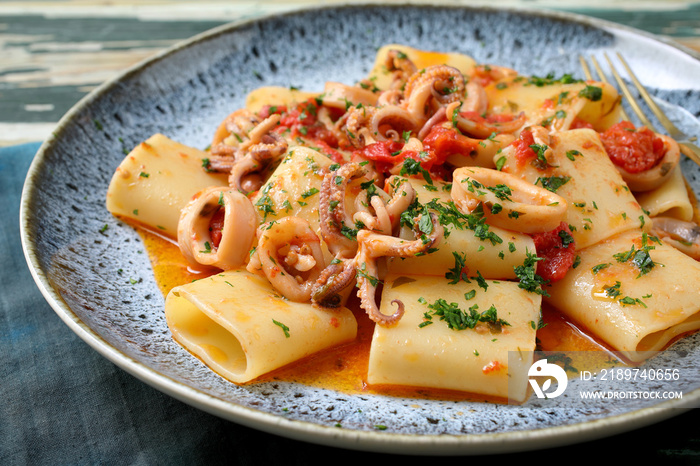 frutti di mare  Pasta calamarata con seppie al pomodoro