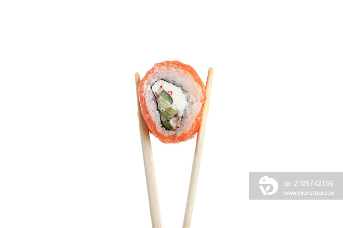 日本料理。白色背景下，用木筷子夹着的寿司卷。