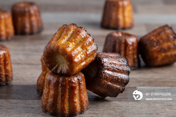 Canelés bordelais fait maison en gros plan sur une table