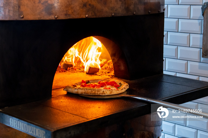 窯でピザを焼く 　窯焼きマルゲリータ　ナポリピザ