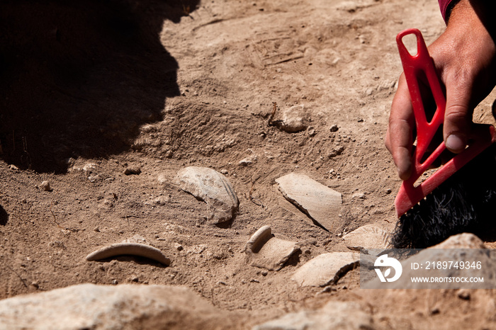 考古工具，考古学家在现场工作，特写，手和工具