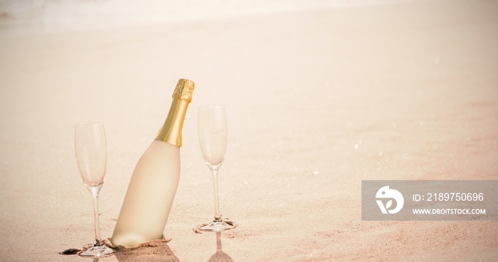 沙滩上的香槟长笛和瓶子