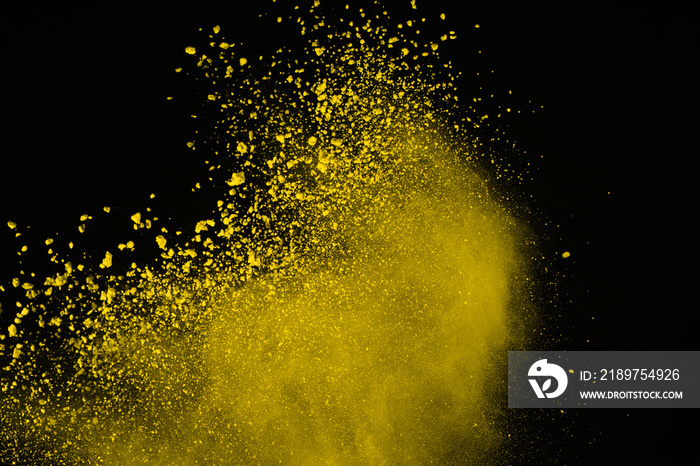 黑色背景下黄色粉末爆炸摘要。黄色粉末飞溅隔离物。彩色clo