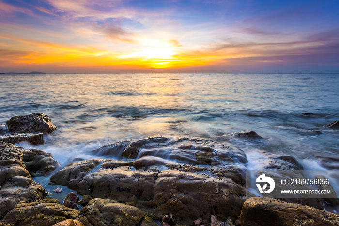 日落时的海景。美丽的自然夏季海景。这张照片是长时间曝光拍摄的