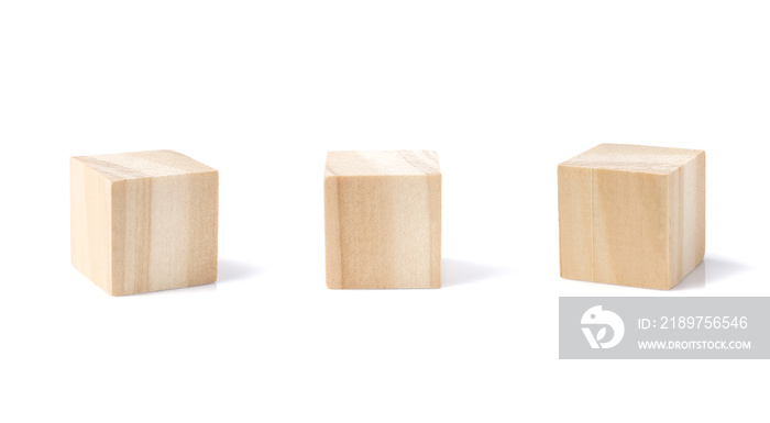 木制几何立方体块，在白色背景上隔离。