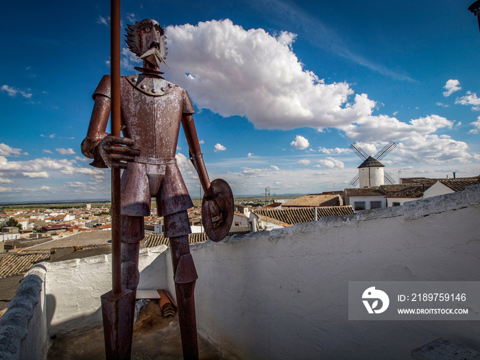 Figura de Don Quijote de La Mancha  en metal en una casa típica de Ciudad Real