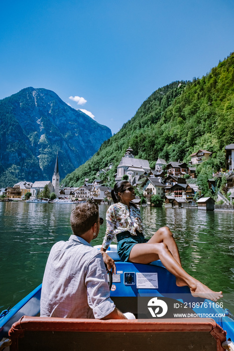 一对夫妇在暑假期间参观奥地利阿尔卑斯山哈尔斯塔特湖上的哈尔斯塔特村
1746582079,剪影男子用智能手机在白底自拍