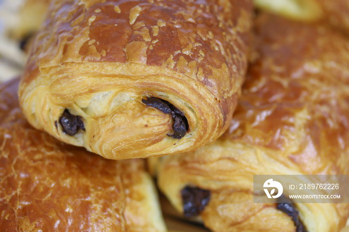 pain chocolat sur un panier