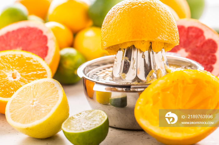 准备橙葡萄或多种维生素汁，用手在手动金属榨汁机上榨汁