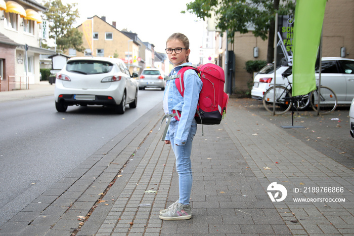 Schulkind möchte eine stark befahrene Strasse überqueren