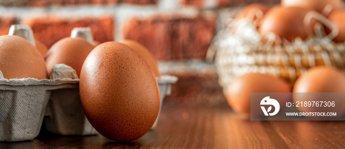 木制背景上的生鸡蛋特写。新鲜农场鸡蛋。纸箱里的鸡蛋。全景