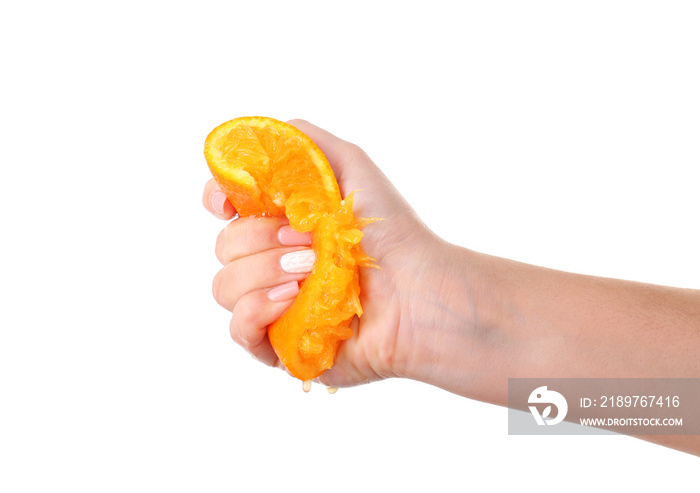 女性手挤压橙色隔离在白色上