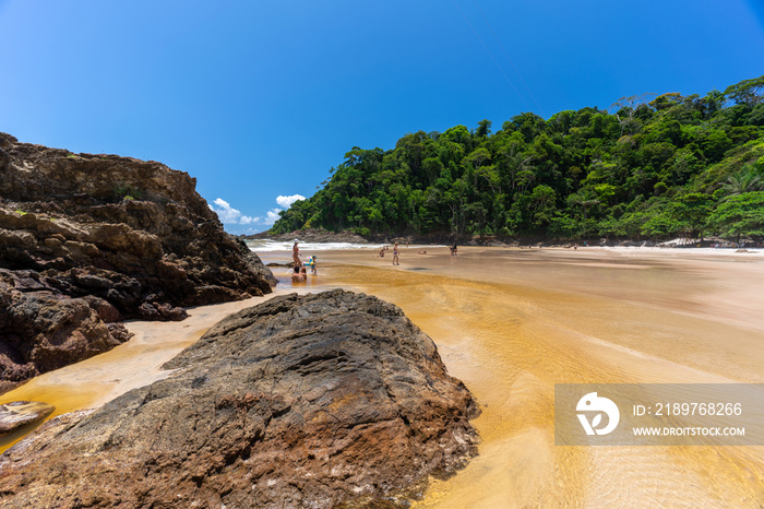 Fotografia terrestre e aérea da Praia da Ribeira, também conhecida com praia da Penha e é uma praia 