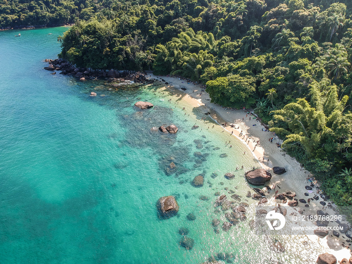 Vista aérea praia tropical paradisíaca em Ubatuba Brasil