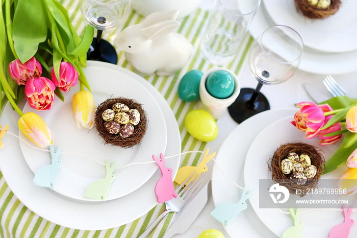 复活节庆祝活动中摆放陶器和鲜花的美丽餐桌