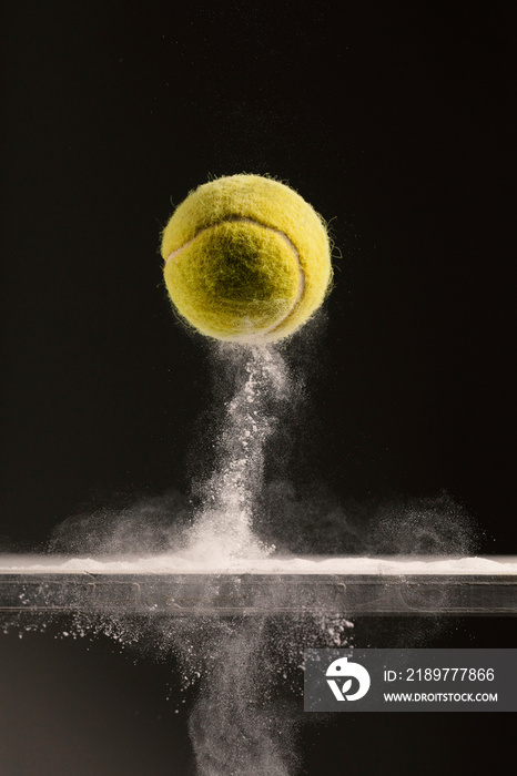 Pallina da tennis nella polvere bianca