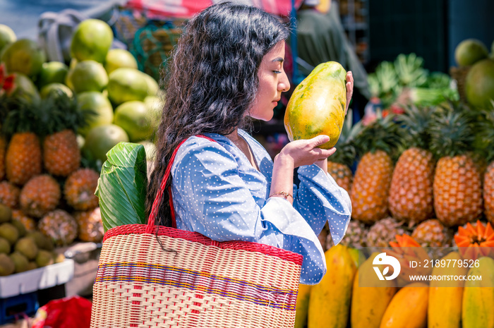 Hermosa Mujer Guatemateca en el mercado de frutas and vegetales湿壁画en Quetzaltenango sostiane