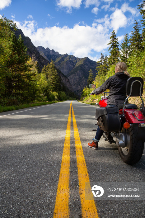 骑着摩托车欣赏加拿大美丽风景的高级高加索妇女