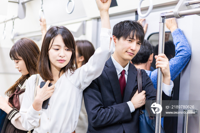 満員電車で通勤するビジネスパーソン