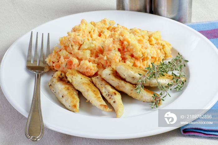 aiguillettes de poulet grillés, purée de carottes et pommes de terre