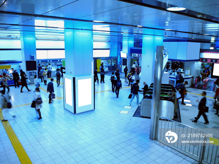 新宿駅の改札の風景