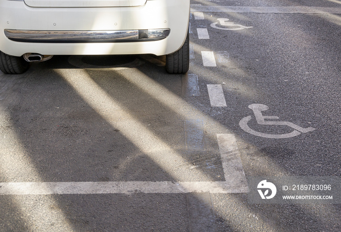 Place et couloir réservé aux handicapés