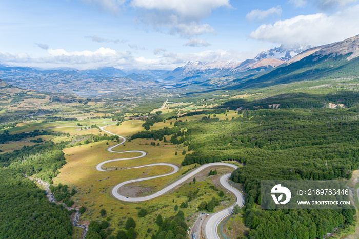 山脉中弯曲的沥青公路鸟瞰图。Cerro Casti附近的Carretera Austral公路