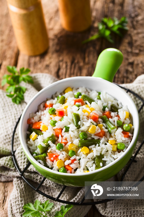 煮熟的白米饭与五颜六色的蔬菜（洋葱、胡萝卜、青豆、玉米、青豆）混合在一起
