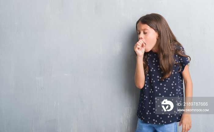 年轻的西班牙孩子在粗糙的灰色墙壁上感到不适，咳嗽是感冒或支气管炎的症状