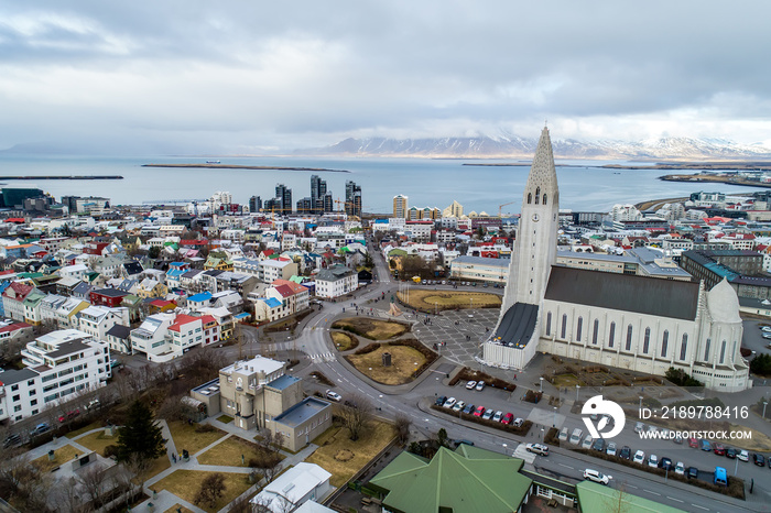 冰岛著名的Hallgrimskirkja大教堂和雷克雅未克市的鸟瞰图