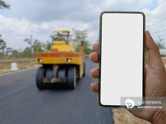 空白屏幕智能手机和道路建设的背景模糊