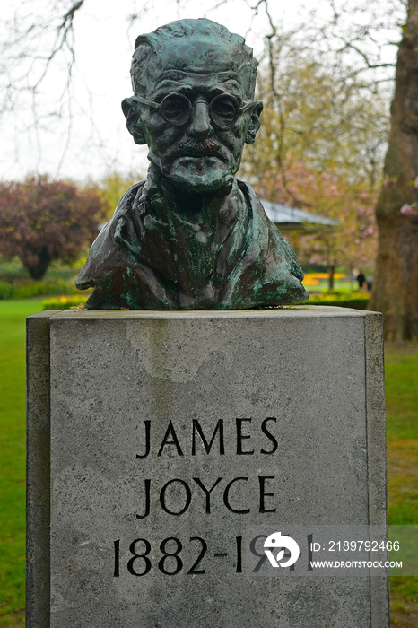 爱尔兰都柏林斯蒂芬斯格林街的詹姆斯·乔伊塞斯雕像