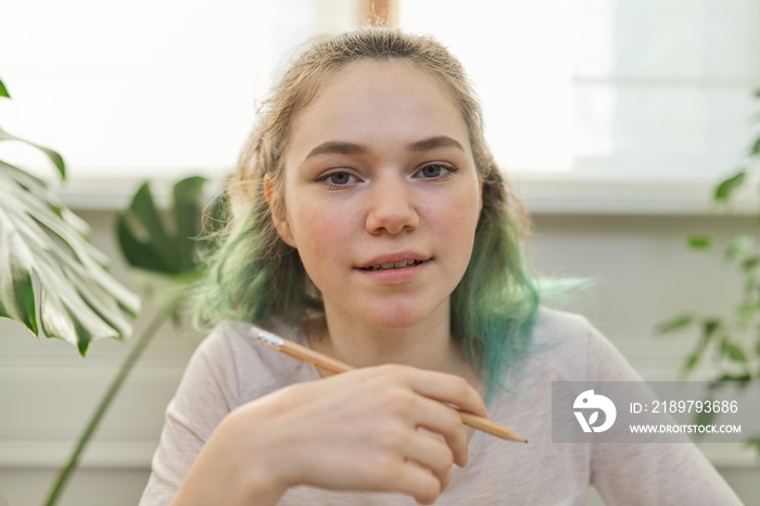 会说话的少女看着摄像机的特写肖像