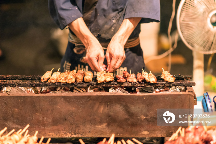 夏祭りの屋台の焼き鳥屋