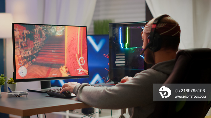职业网络体育玩家使用RGB键盘和耳机玩FPS视频游戏。虚拟射击游戏cha