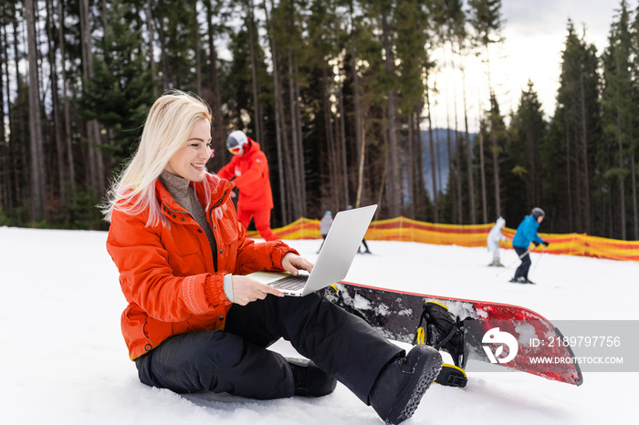 冬季山地滑雪板女子工作笔记本电脑