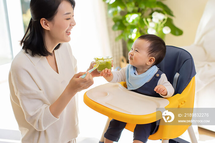 年轻妈妈给宝宝喂食