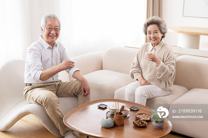 开心的老年夫妇在家喝茶