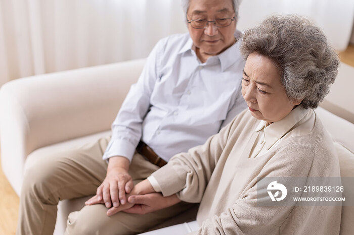 老年男子安慰妻子