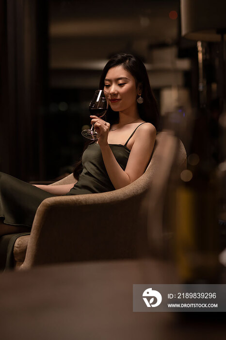 年轻美女喝红酒