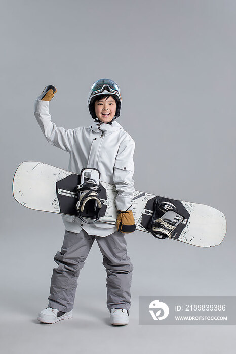 快乐的男孩滑雪