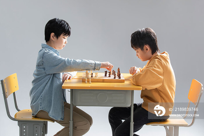 两个男孩下国际象棋