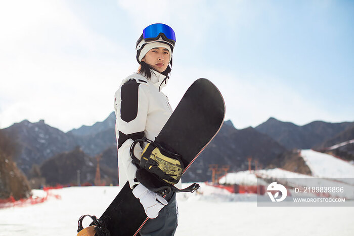 年轻男子在户外滑雪