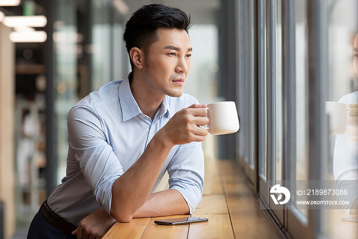 商务男子在咖啡馆喝咖啡