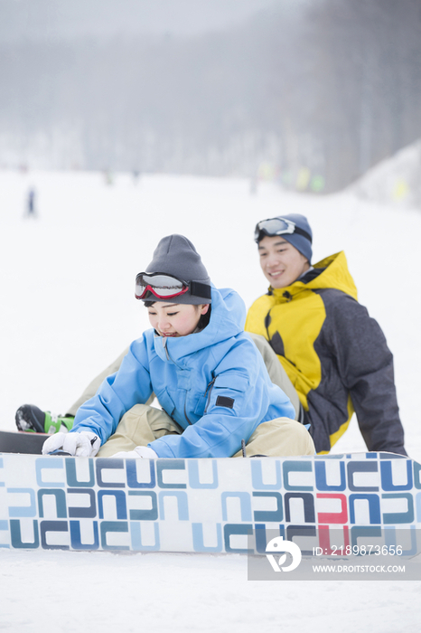 年轻情侣和滑雪板