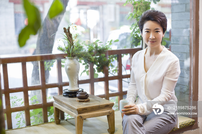 中年女子在茶馆喝茶